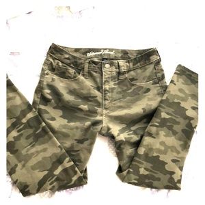 Camo ankle high rise pants Size 8